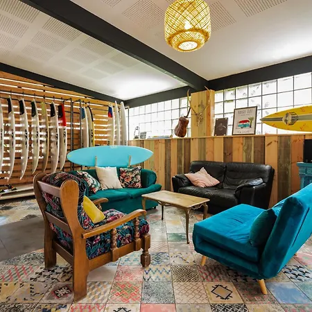 Cheeky Family Surf House Hostel *